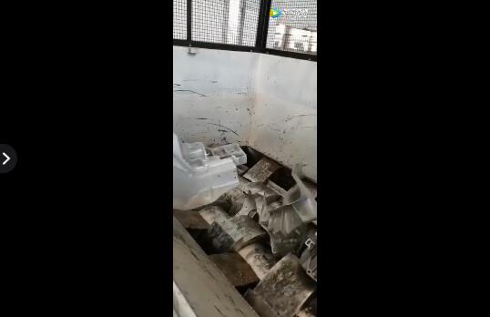 生鋁鑄件撕碎機(jī)撕碎發(fā)動(dòng)機(jī)殼物料現(xiàn)場