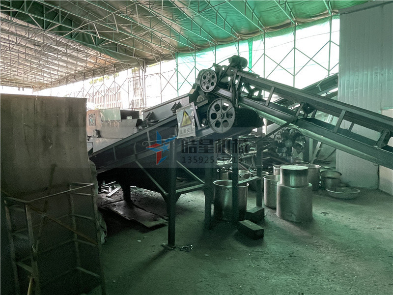 斷橋鋁破碎機(jī)<a href='http://lifuhuoban.cn/psxl/1279.html' target='_blank'><span>廢鋁破碎</span></a>分選現(xiàn)場(chǎng)