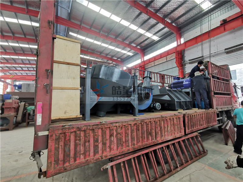 1300型廢鋁破碎機(jī)裝車現(xiàn)場