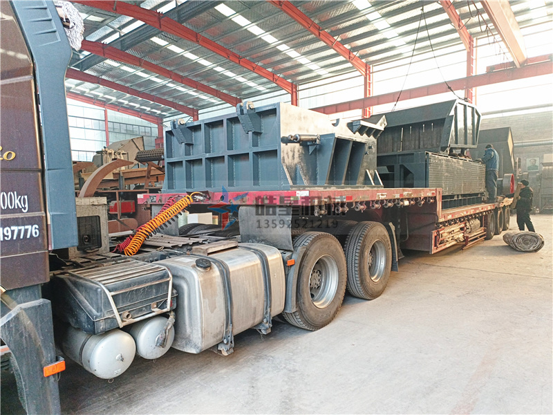 1800型<a href='http://lifuhuoban.cn' target='_blank'><span>鋁合金破碎機</span></a>設(shè)備裝車發(fā)貨