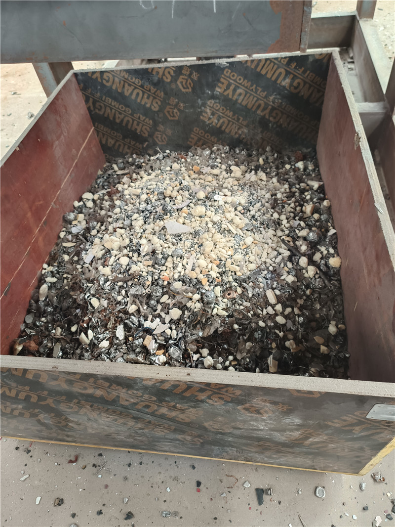 客戶廢舊小家電通過(guò)<a href='http://lifuhuoban.cn/psxl/1279.html' target='_blank'><span>廢鋁破碎</span></a>機(jī)破碎分選效果