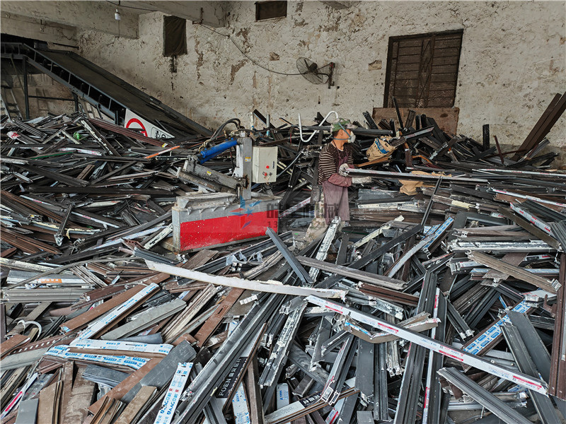 <a href='http://lifuhuoban.cn/psxl/1278.html' target='_blank'><span>斷橋鋁破碎</span></a>現(xiàn)場(chǎng)