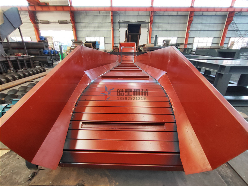 <a href='http://lifuhuoban.cn/psxl/1278.html' target='_blank'><span>斷橋鋁破碎</span></a>機(jī)配件鏈板輸送帶生產(chǎn)現(xiàn)場(chǎng)實(shí)拍