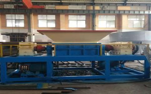 打開(kāi)大型<a href='http://lifuhuoban.cn/ssxl/10.html' target='_blank'><span>金屬撕碎機(jī)</span></a>時(shí)應(yīng)注意些什么